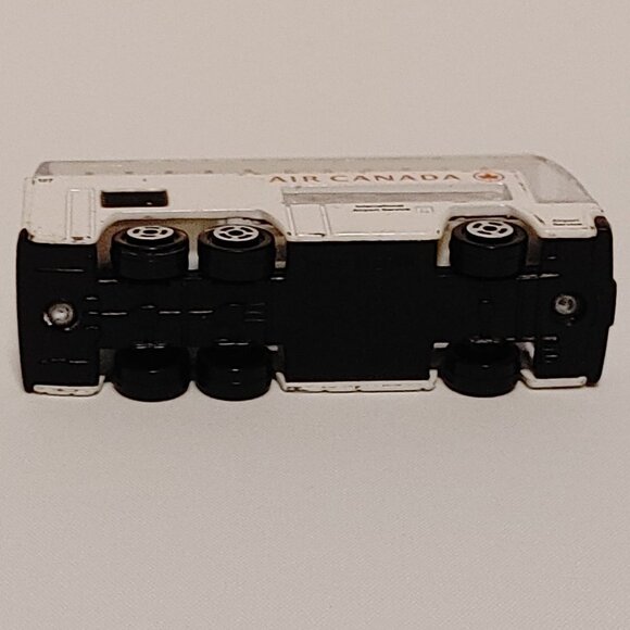 RealToy Air Canada International Airport Service Bus Die Cast Toy Vehicle - Picture 2 of 5